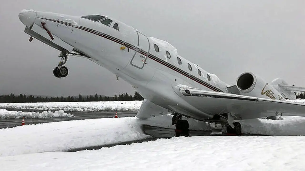 گیر افتادن هواپیما در برف + عکس