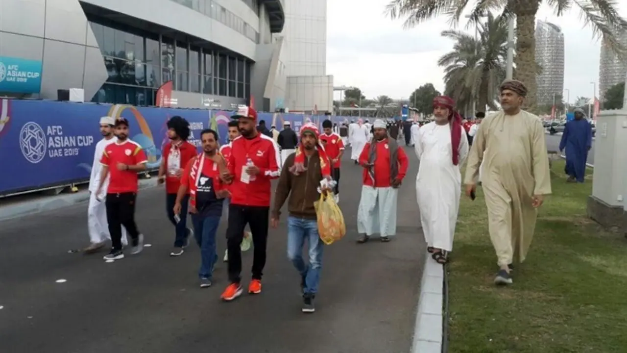 هجوم هواداران عمانی با بلیت‌های رایگان به ورزشگاه+ تصاویر