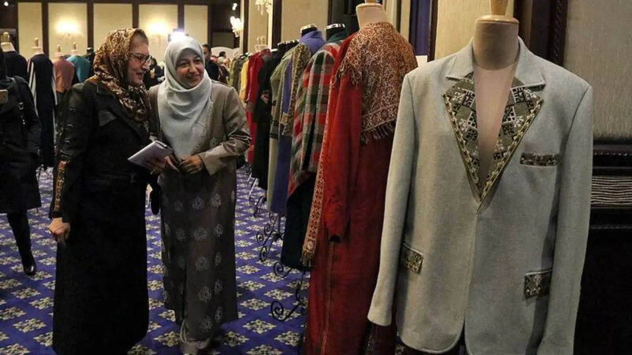 همسر ظریف در مراسم رونمایی از لباس‌های ایرانی + عکس