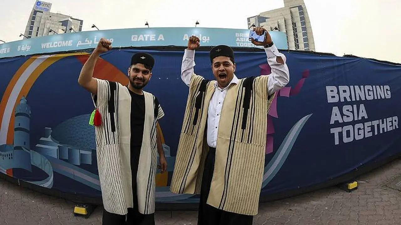 هواداران تیم ملی با لباس محلی در ابوظبی + عکس