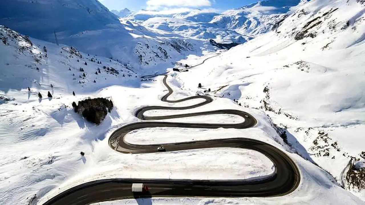 جاده برفی زیبا در سوئیس + عکس
