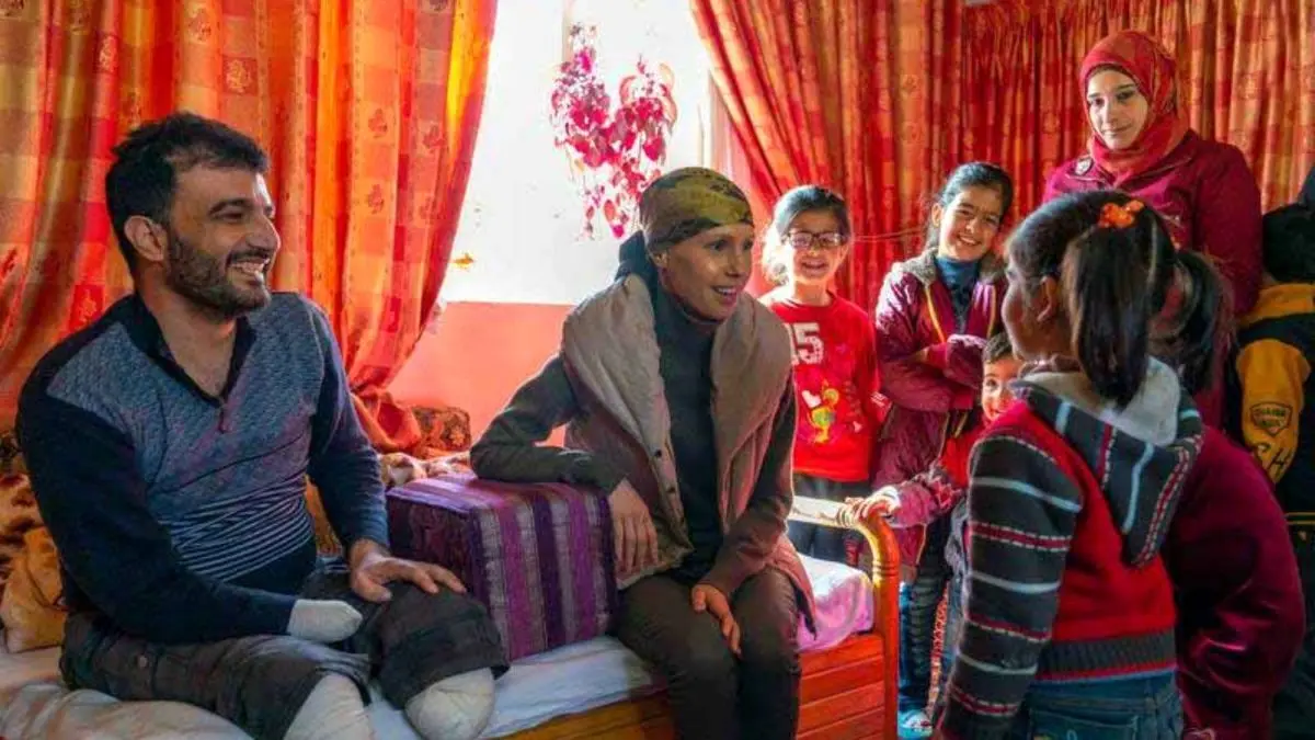 دیدار «اسماء اسد» با یک جانباز سوری