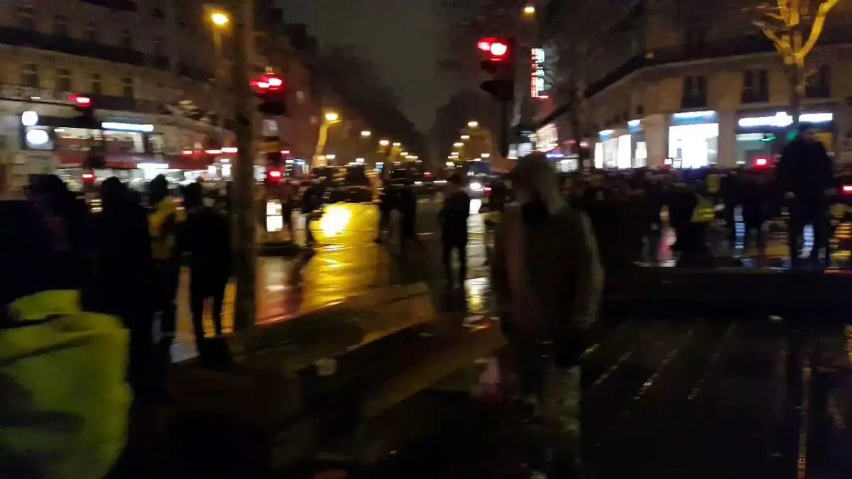 هجوم موتورسواران پلیس به جلیقه زردهای فرانسوی + ویدئو