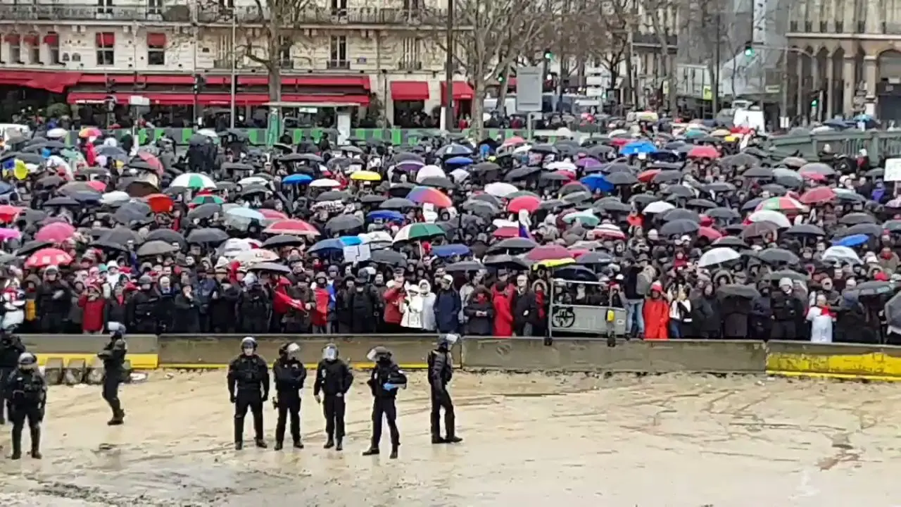 مردم پاریس به حمایت از پلیس برخاستند + ویدئو