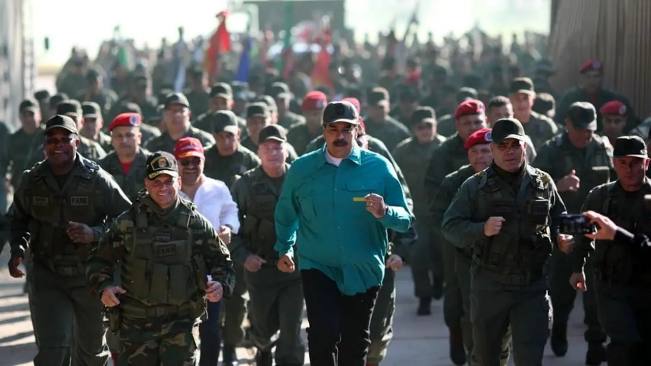 نیکلاس مادورو میان نیروهای ارتش ونزوئلا + تصاویر