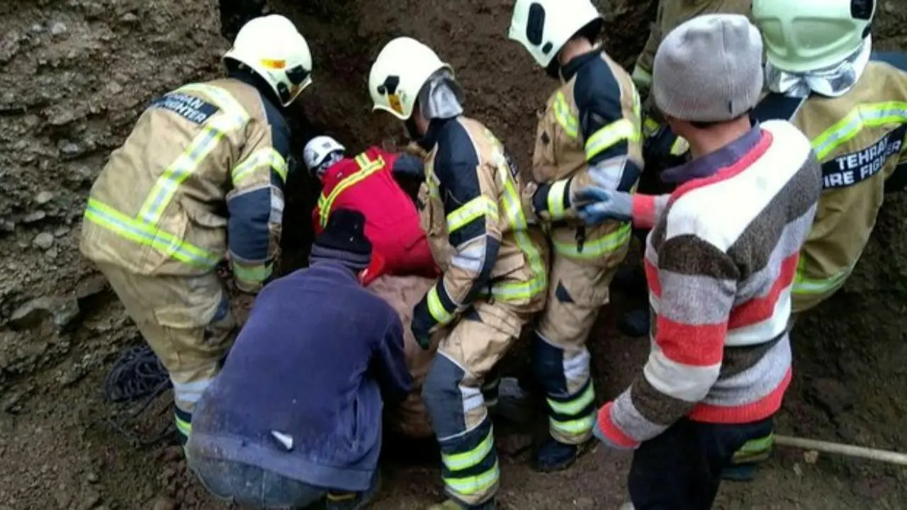 نجات یک کارگر مدفون شده زیر آوار فرمانیه/ تلاش برای خارج کردن نفر دوم ادامه دارد