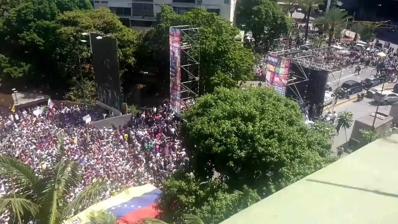 مخالفان مادورو به خیابان آمدند + ویدئو