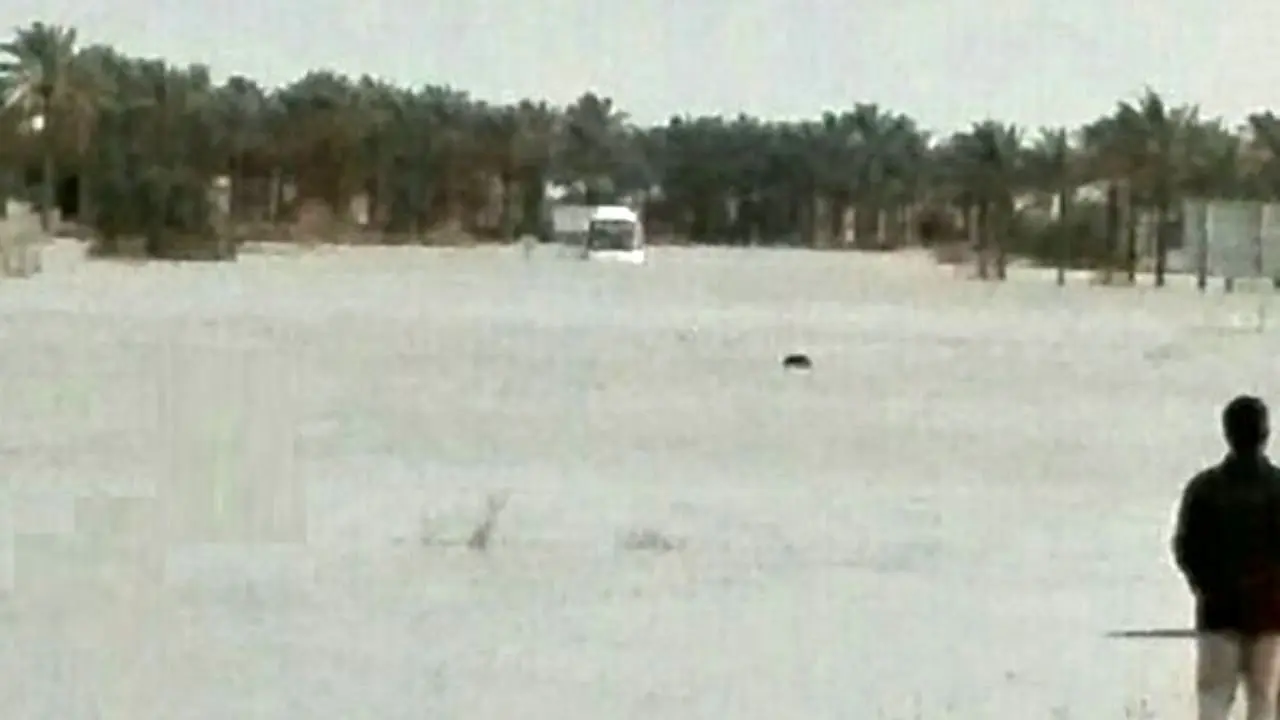 نجات گردشگران عمانی گرفتار در سیلاب بندرچارک