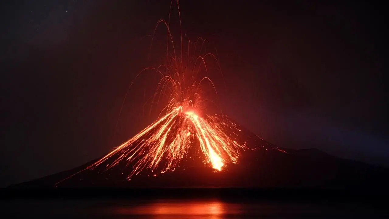 انفجار کوه آتشفشانی «کراکاتوآ» + ویدئو