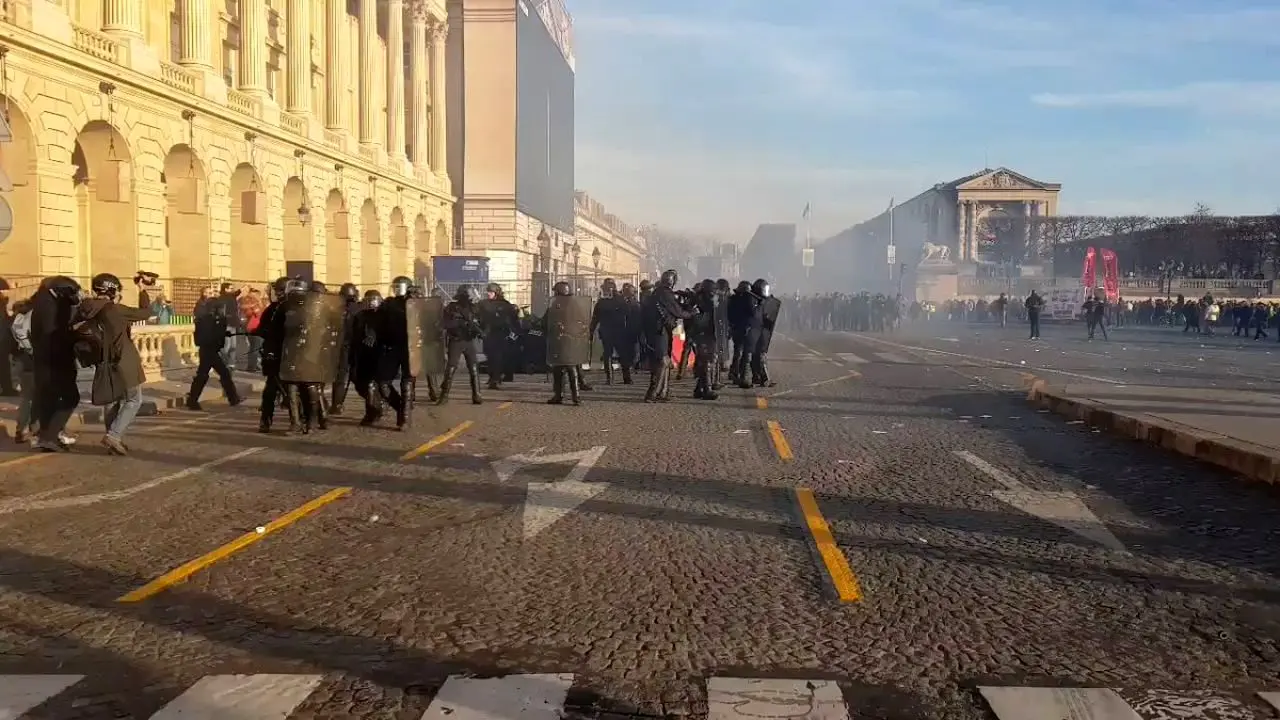 اعتصاب 5 فوریه فرانسه با تظاهرات مردمی آغاز شد + 3 ویدئو