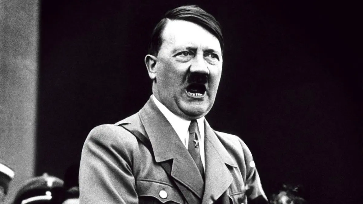 هیتلر در سالن اُپرا + عکس