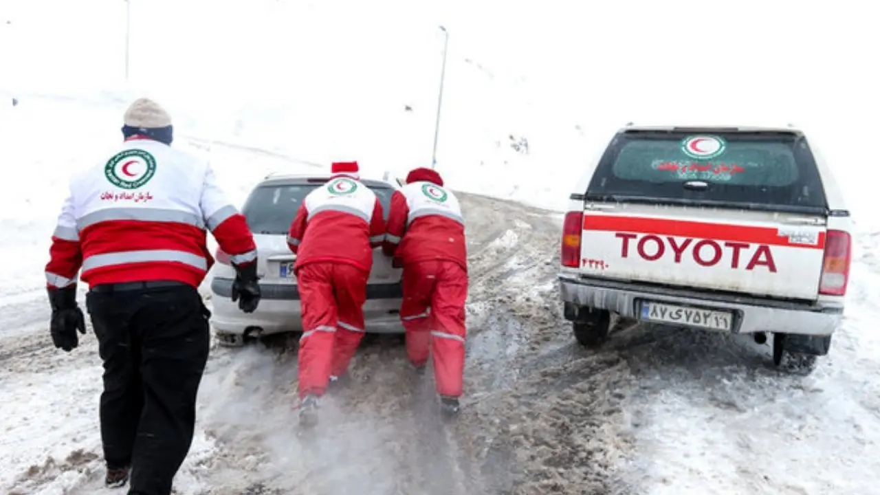امدادرسانی به 80 مسافر گرفتار در برف با چهار تیم عملیاتی
