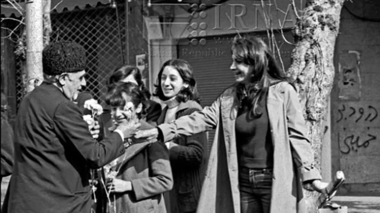استقبال زنان بی‌حجاب از ورود امام خمینی به ایران + عکس