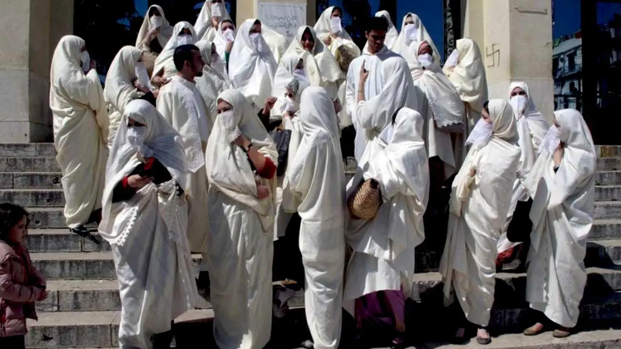 پدیده خودکشی دختران با روسری، الجزایر را در وحشت فروبرد/طی یک ماه گذشته 10 دختر جوان الجزایری خود را با روسری‌ دار زده‌اند
