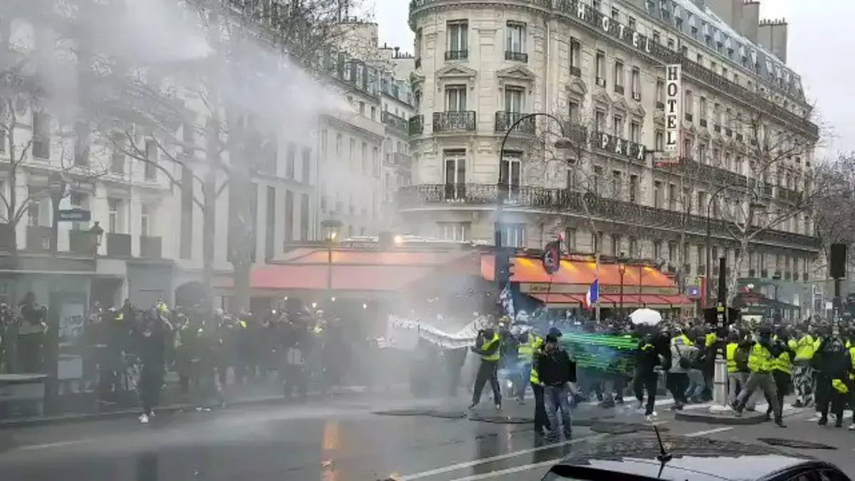 درگیری شدید پلیس فرانسه با معترضان جلیقه زرد + 2 ویدئو