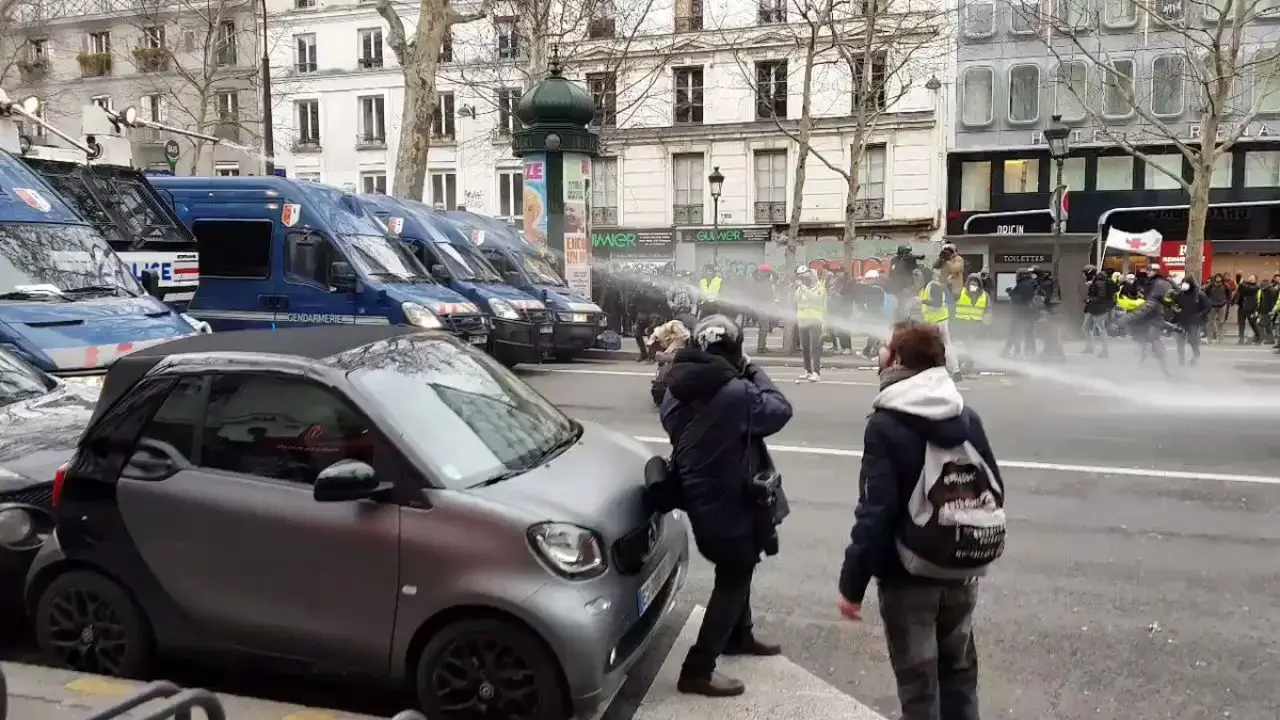 صف‌کشی ماشین‌های ضد شورش پلیس فرانسه و حمله به جلیقه زردها + ویدئو