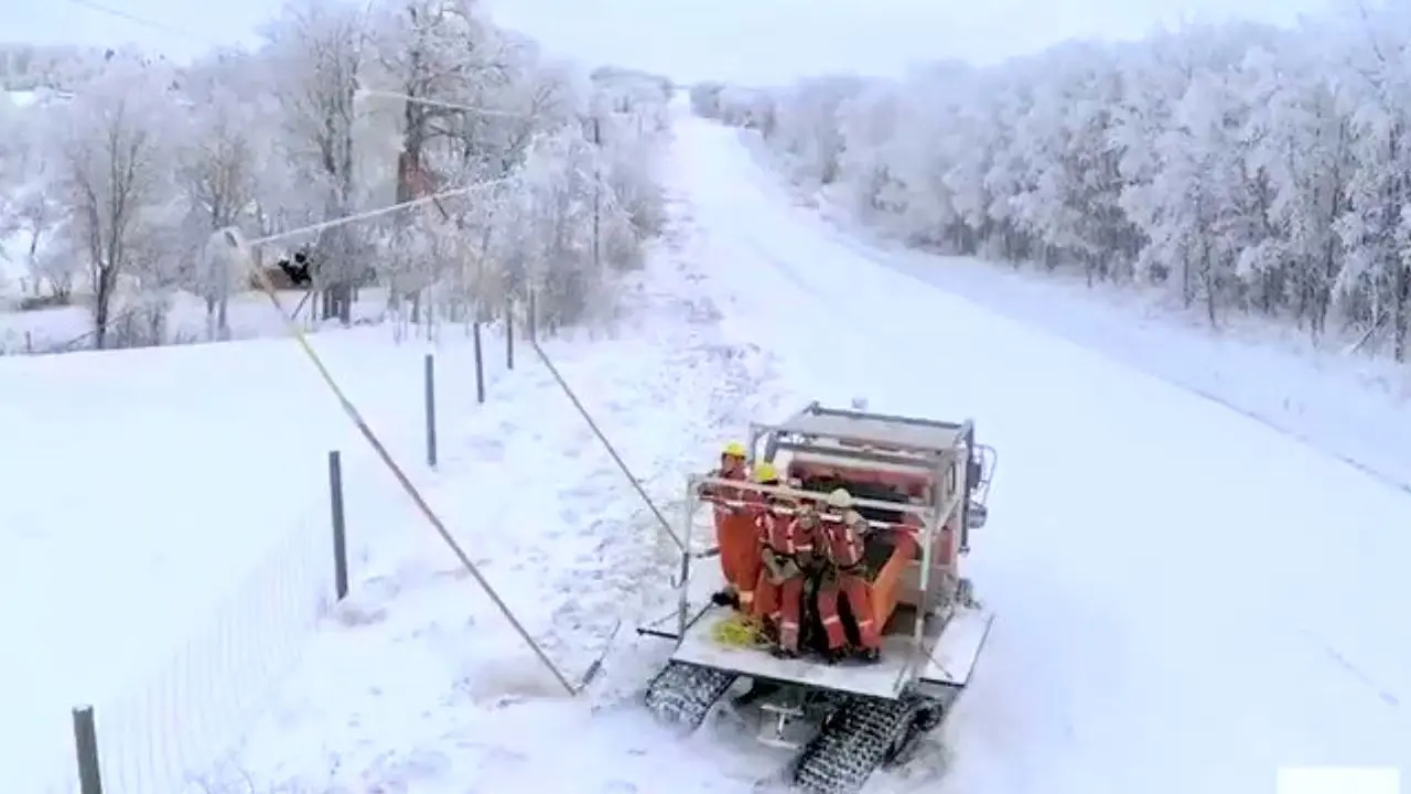 چگونه سیم‌های برق را از یخ و برف پاک می‌کنند + ویدئو