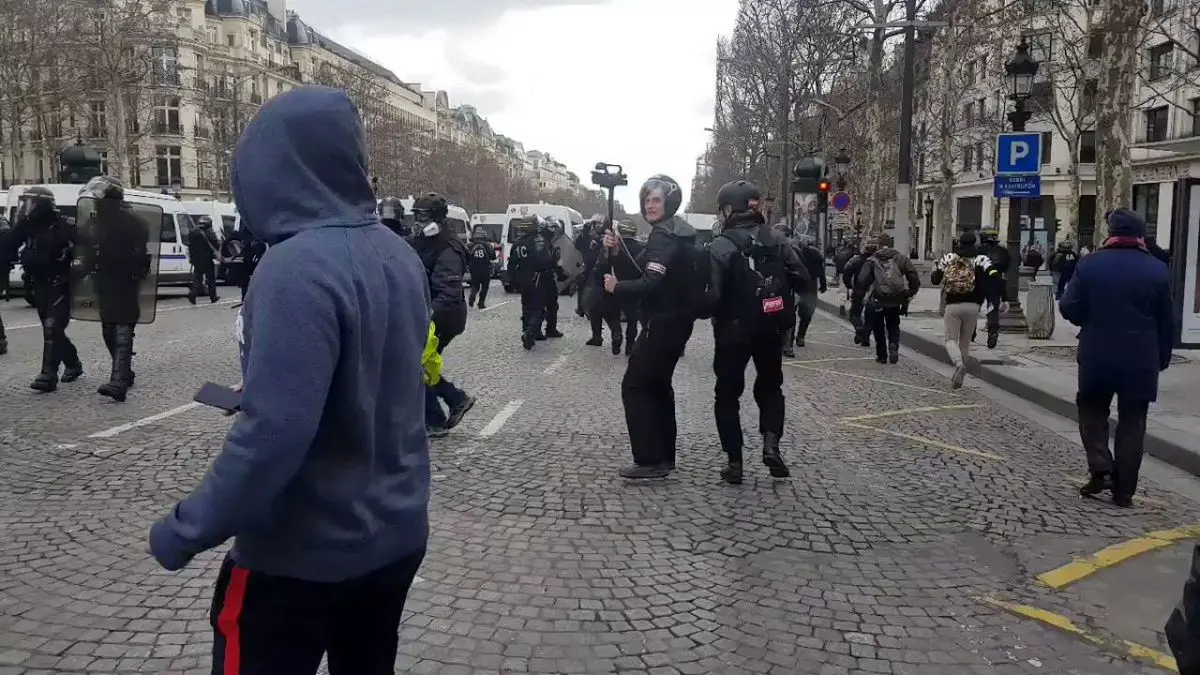 حمله یک جلیقه زرد فرانسوی به پلیس + ویدئو