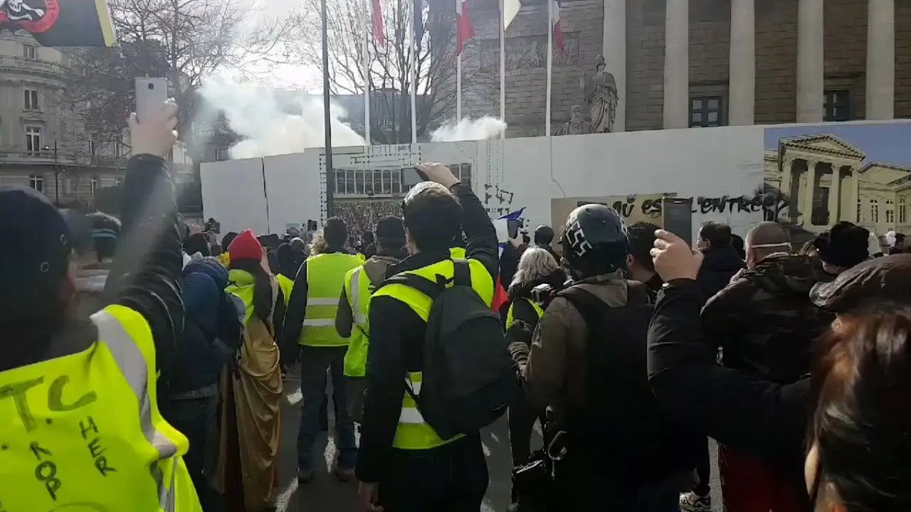 تلاش جلیقه زردها برای ورود به مجلس فرانسه + ویدئو