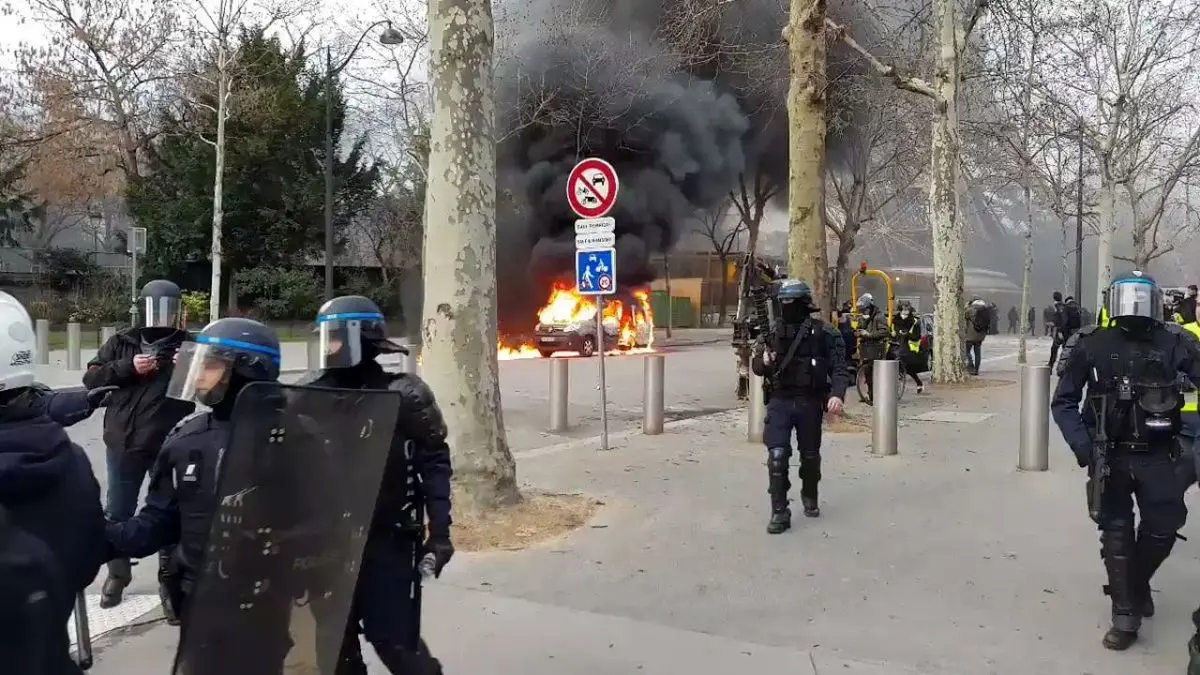 آتش زدن برخی ماشین‌ها توسط جلیقه زردها + ویدئو