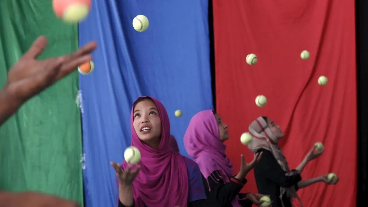 اجرای سیرک خیابانی در کابل + ویدئو