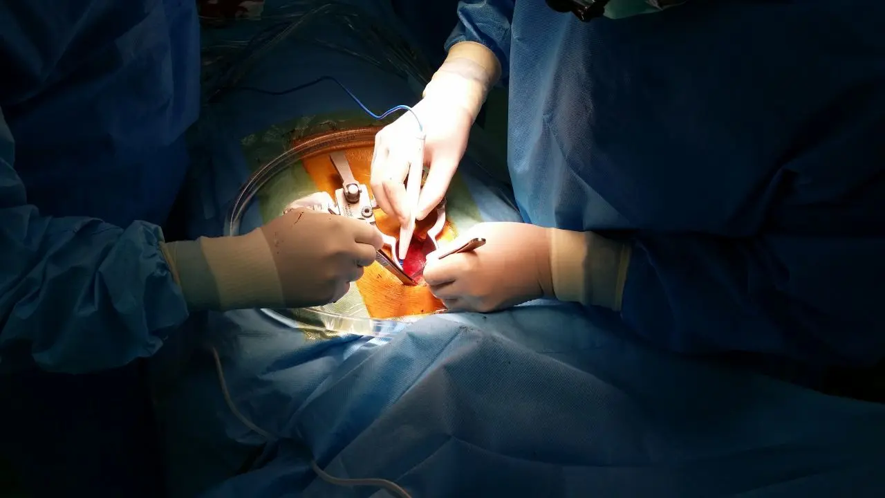 انجام عمل جراحیِ جنین خارج از بدن مادر در انگلیس