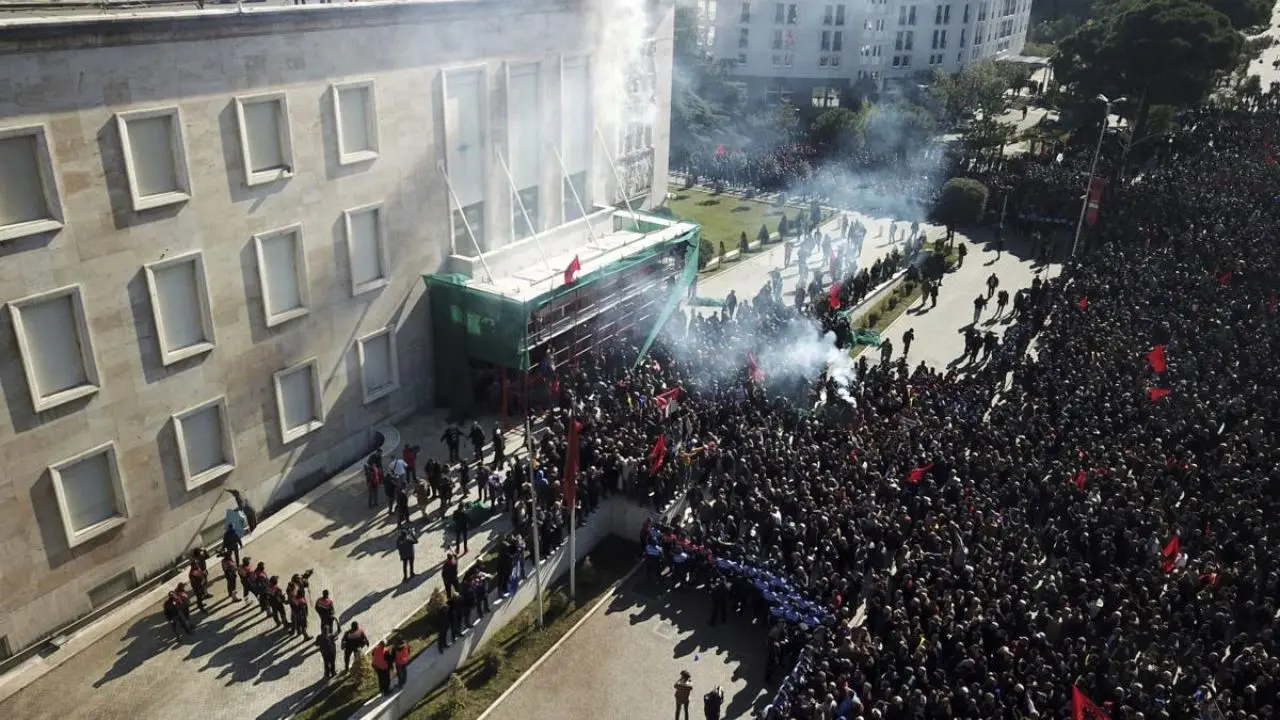 تلاش مخالفان دولت آلبانی برای ورود به دفتر نخست‌وزیر + ویدئو