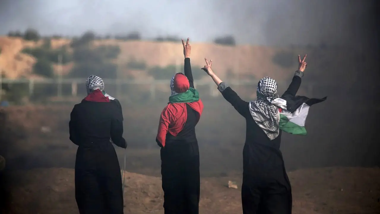 لبخند تحقیرآمیز دو زن فلسطینی به نظامیان رژیم صهیونیستی + ویدئو