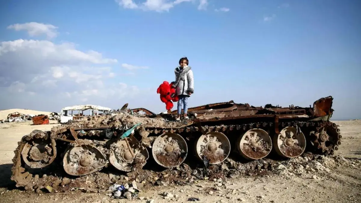 عکس یادگاری دختر یازده ساله سوری روی تانک تخریب‌شده + عکس