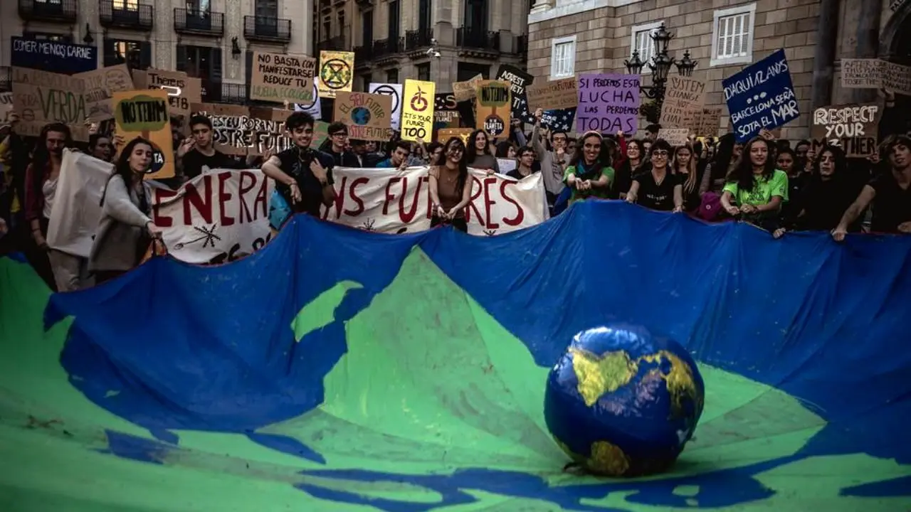 تظاهرات دانشجویان در بارسلونا در اعتراض به خطرات تغییرات اقلیمی + عکس