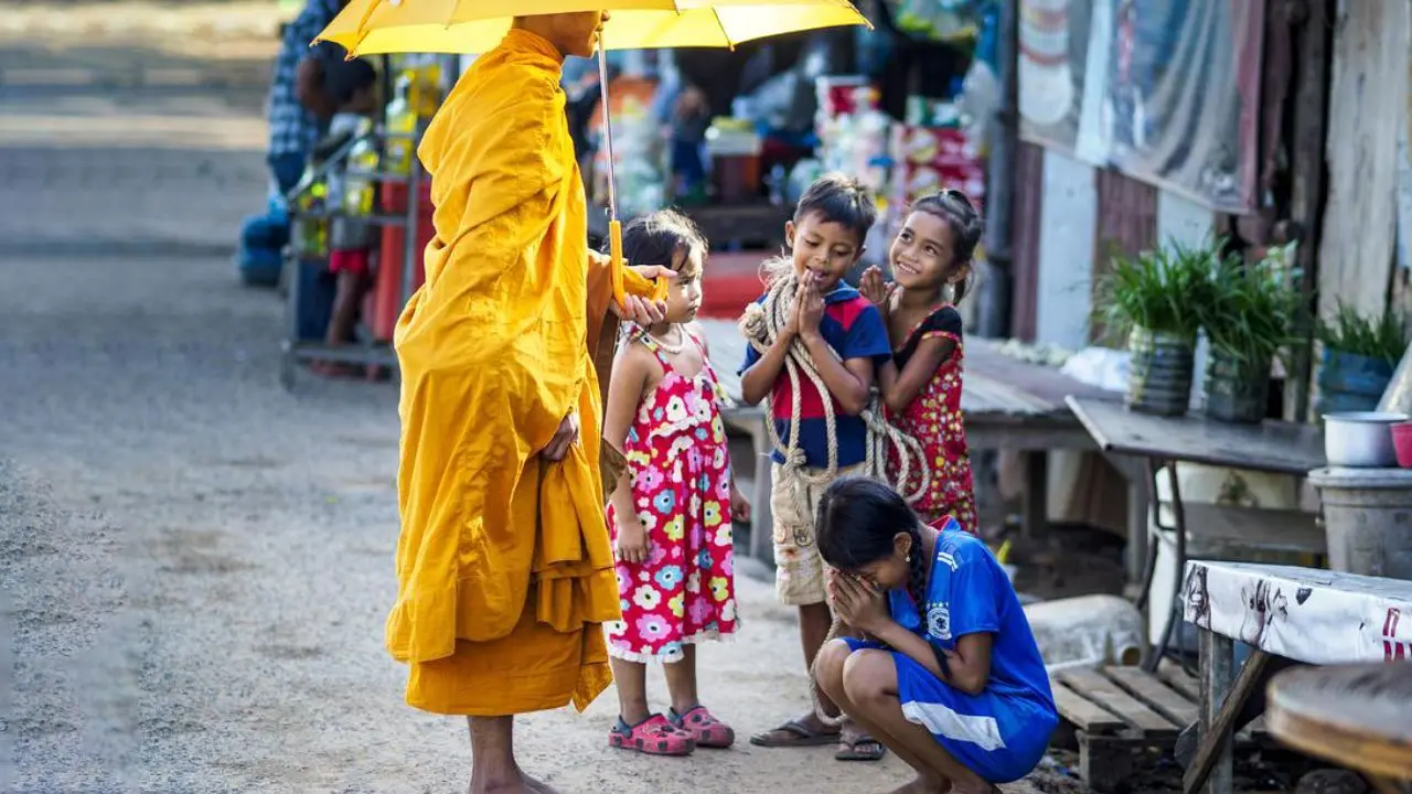 احترام کودکان کامبوجی به راهبان بودایی در یک اردوگاه آوارگان + عکس