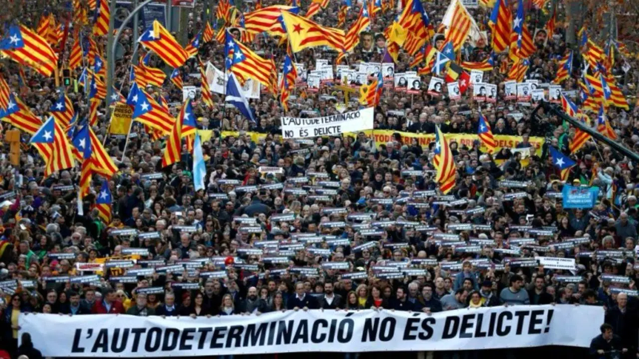 تظاهرات ده‌ها هزار جدایی‌طلب در بارسلونا