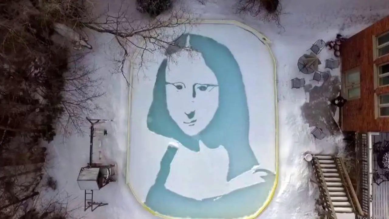 طراحی لبخند ژکوند با پارو روی برف + ویدئو