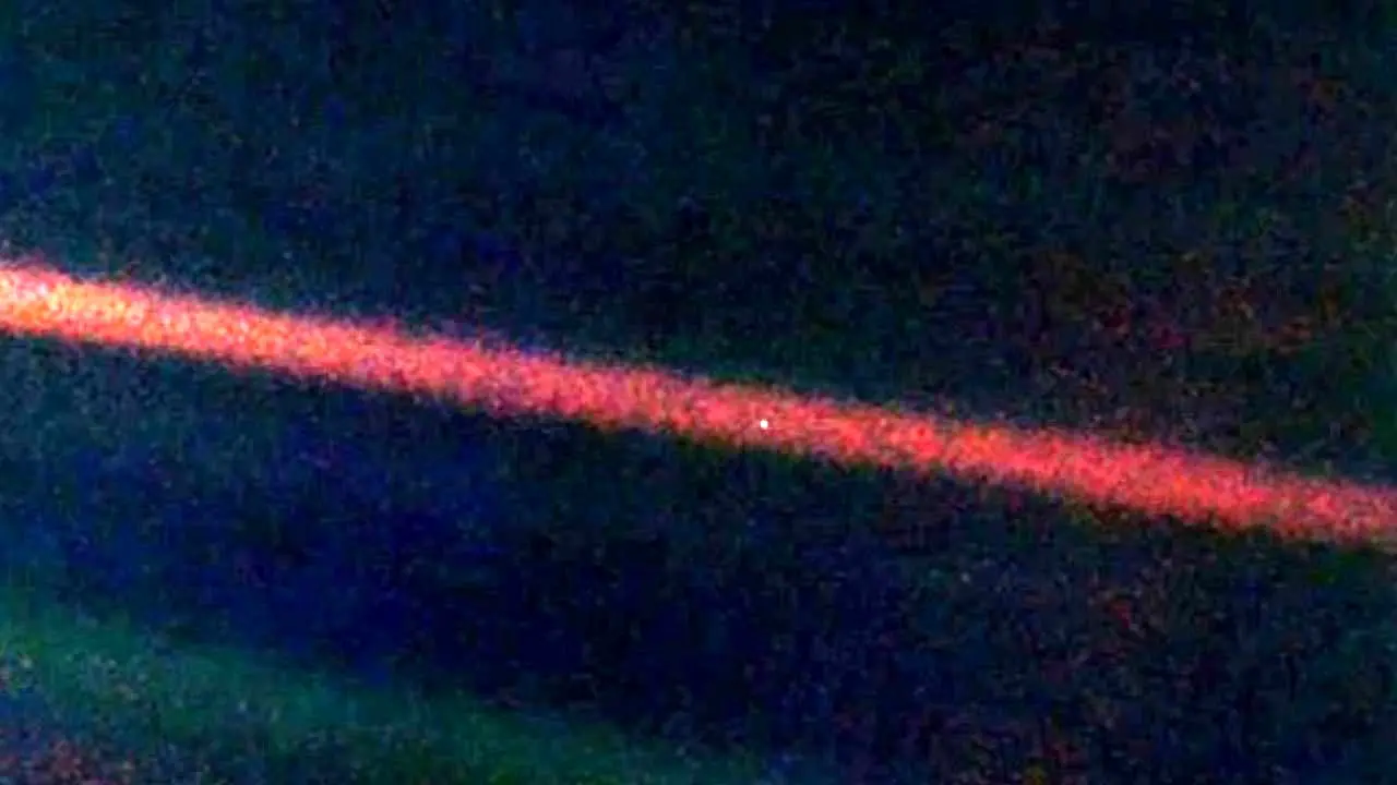 عکس روز ناسا، نقطه آبی کمرنگ