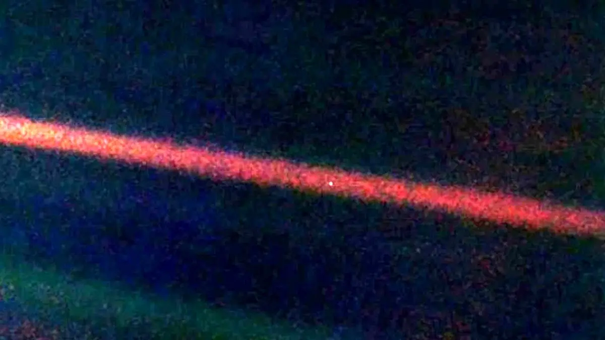 عکس روز ناسا، نقطه آبی کمرنگ