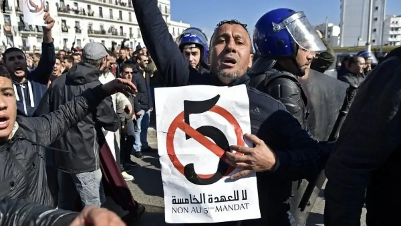 اعتراضات مردمی در الجزایر به خشونت کشیده شد