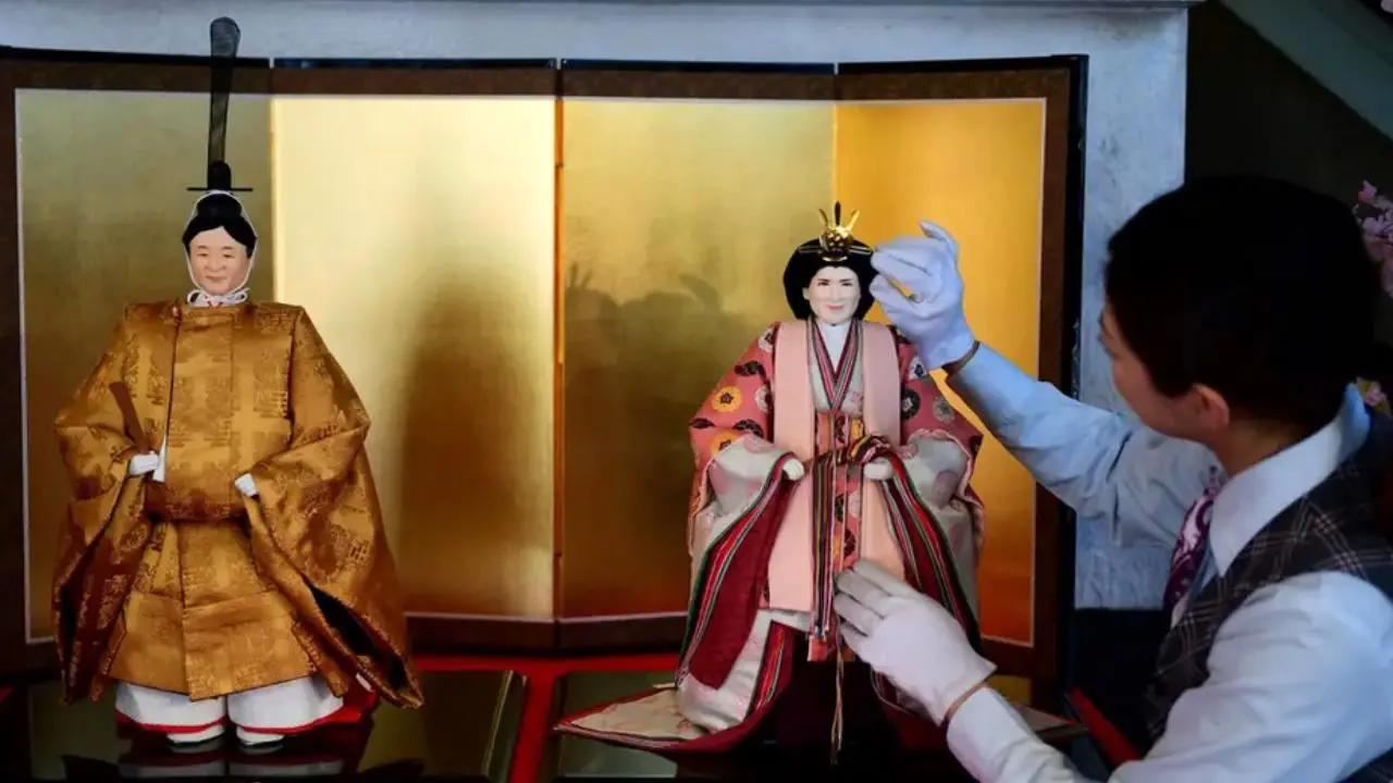 رونمایی از عروسک‌های امپراتور و ملکه آتی ژاپن در توکیو + عکس