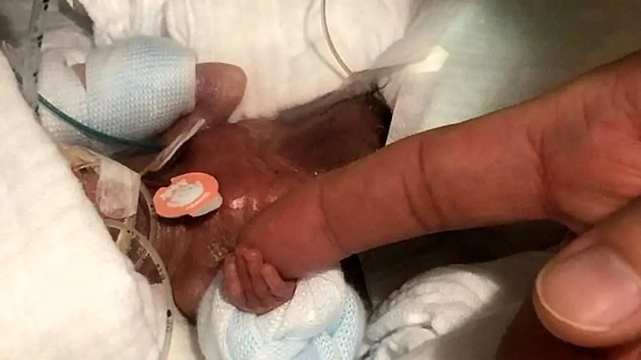 کوچکترین نوزاد پسر دنیا به خانه رفت + تصاویر