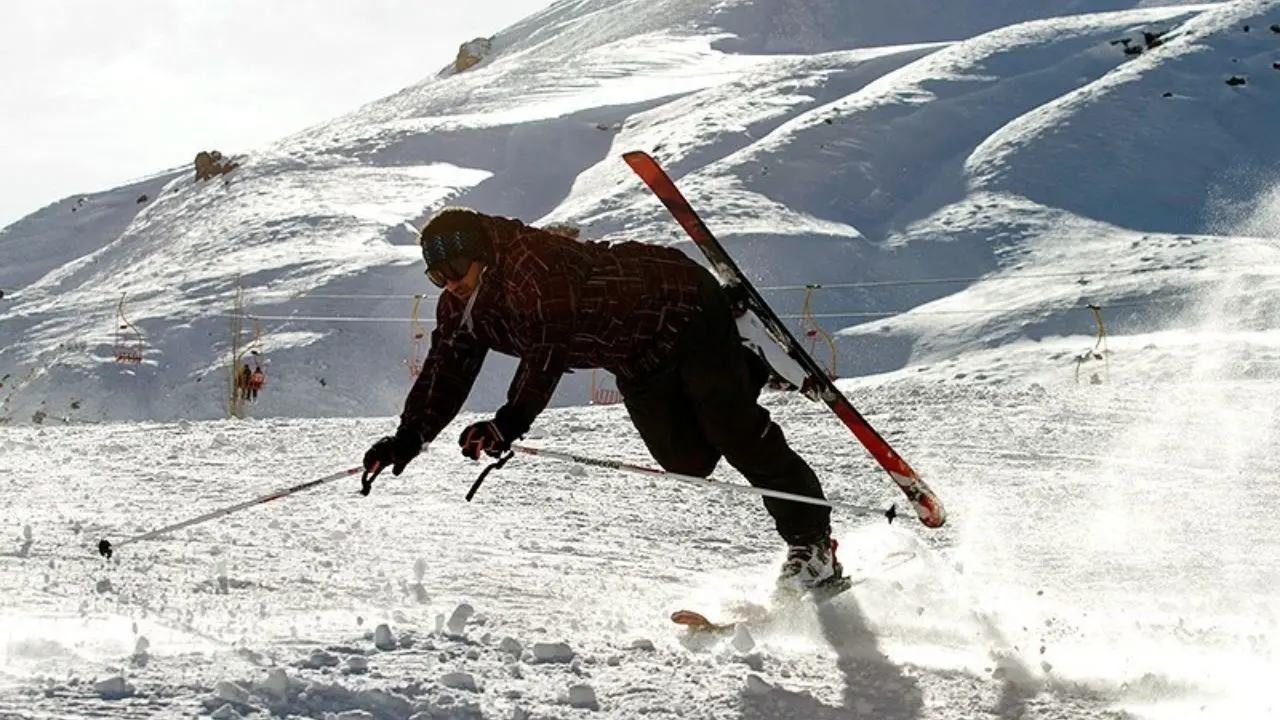 لحظه دفن‌شدن یک اسکی‌باز زیر بهمن + ویدئو