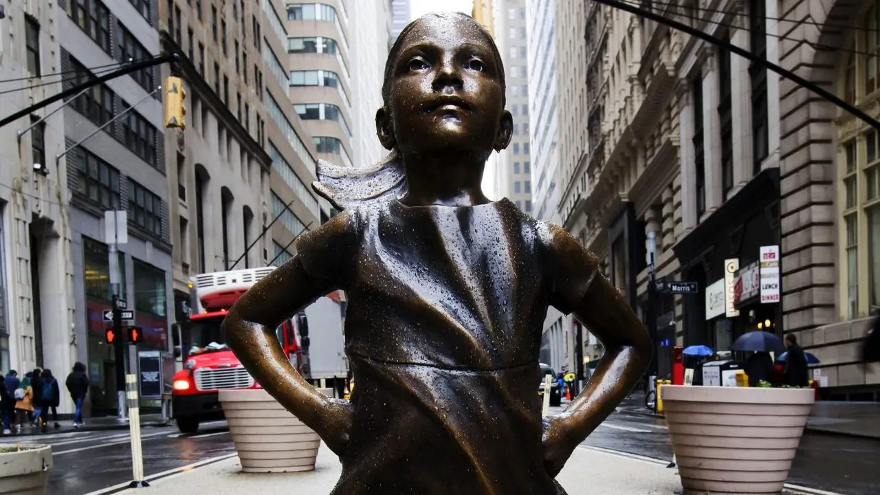 رونمایی از مجسمه «دختر نترس» در لندن + تصاویر