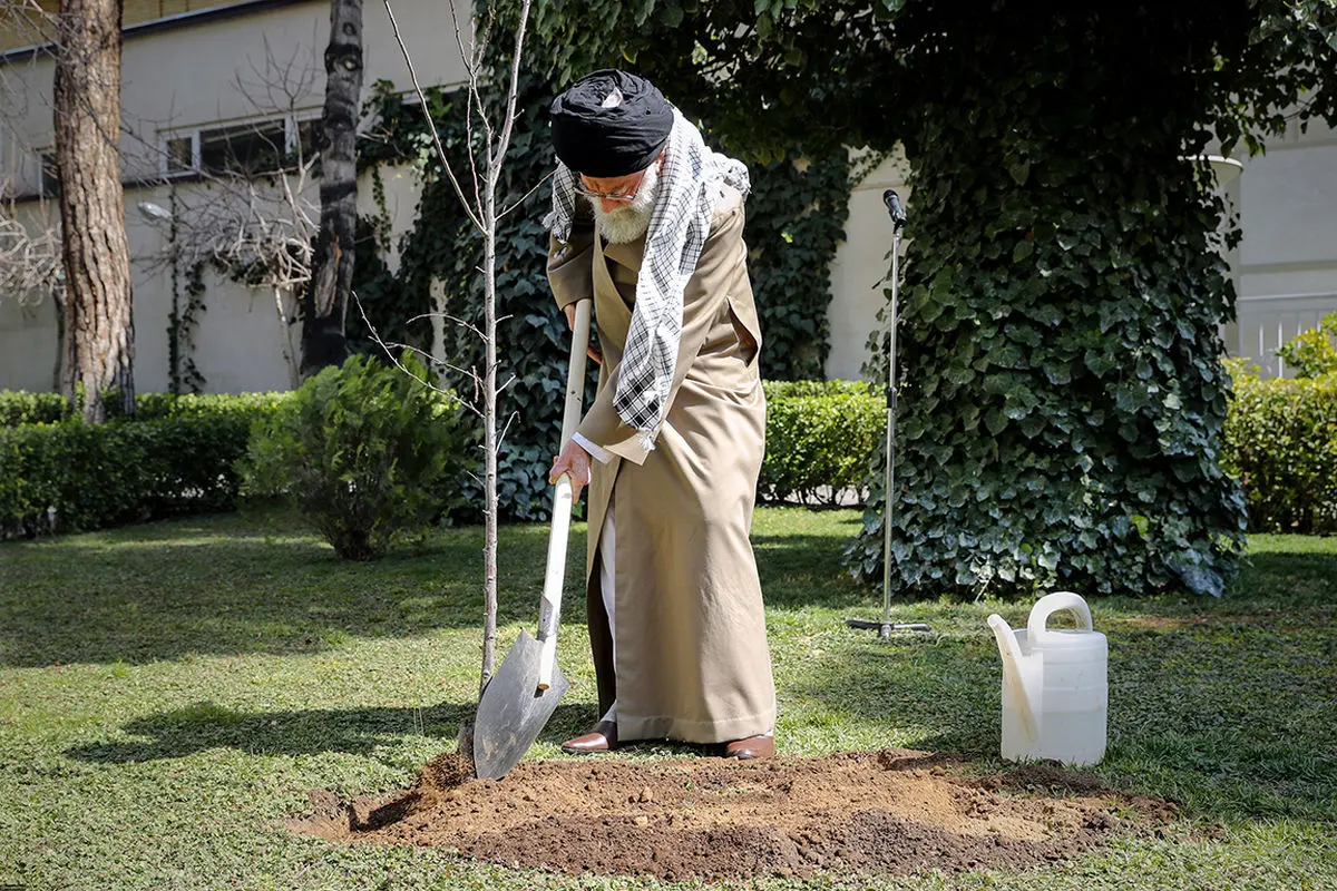 غرس دو نهال میوه توسط رهبر انقلاب + ویدئو