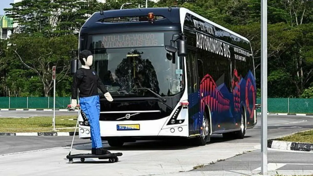 نخستین اتوبوس الکتریکی خودران دنیا آزمایش می‌شود