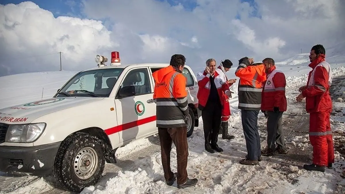 امدادرسانی برف و کولاک در 22 محور کوهستانی ادامه دارد