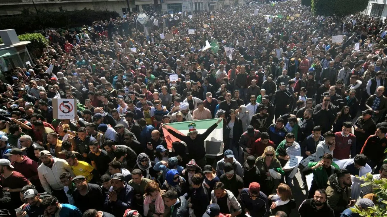 تظاهرات ده‌ها هزار نفر در الجزایر در اعتراض به نامزدی مجدد بوتفلیقه