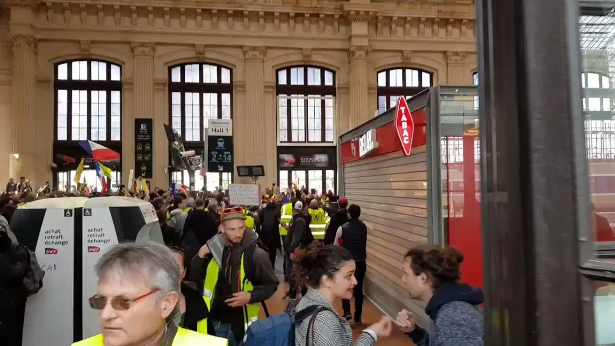 ایستگاه راه‌آهن شهر بوردو در تسخیر جلیقه زردها + ویدئو