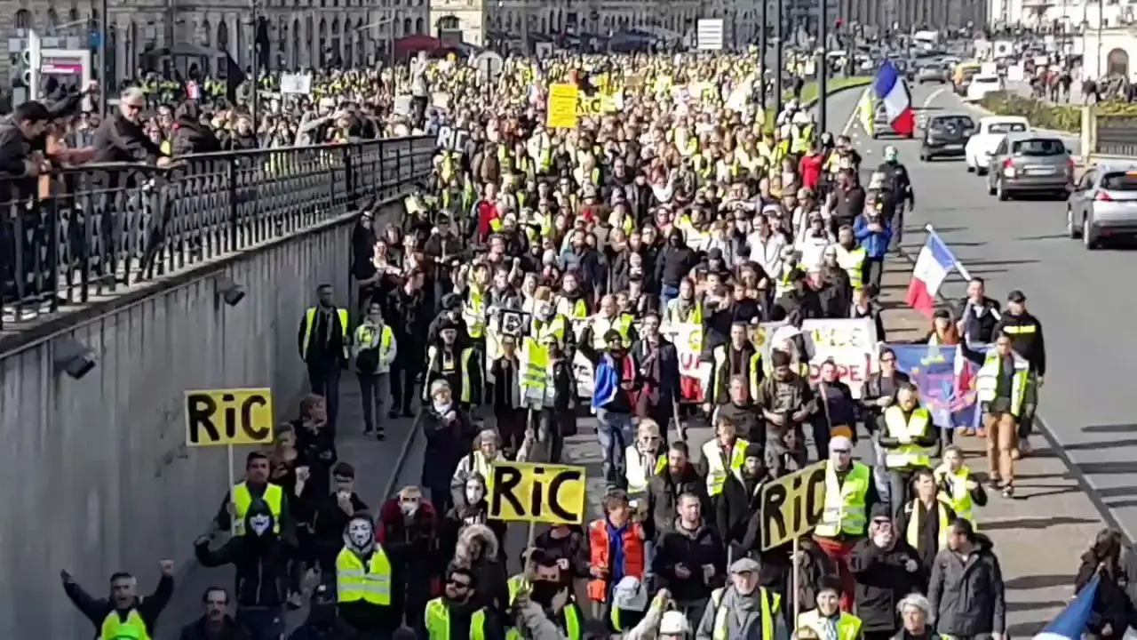 ادامه شانزدهمین هفته اعتراضات جلیقه زردهای فرانسوی + ویدئو
