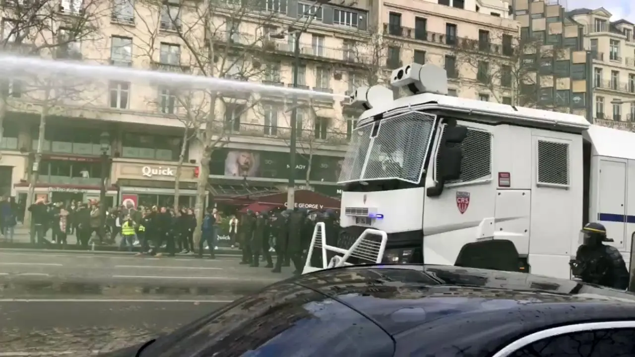 حمله ماشین‌های آب‌پاش به معترضان پاریسی + ویدئو