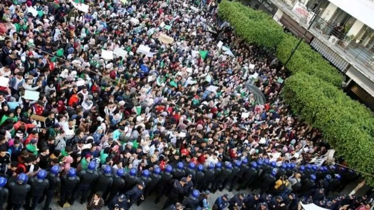 ده‌ها هزار الجزایری خواستار کناره‌گیری بوتفلیقه از قدرت شدند