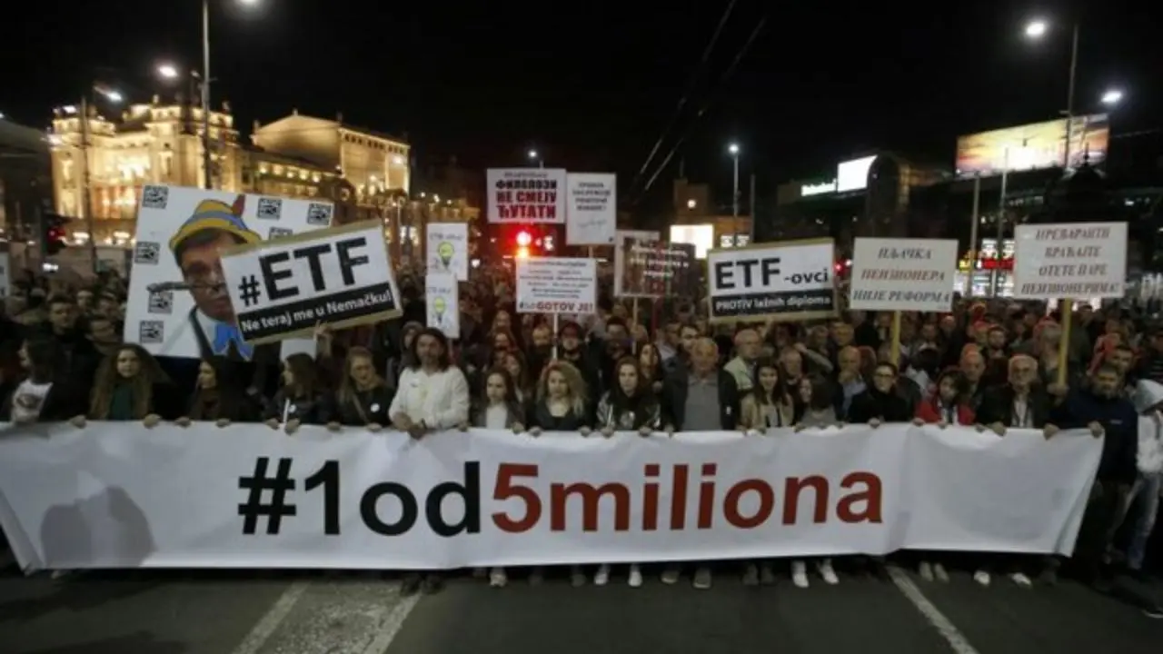 معترضان ضددولتی صربستان تلویزیون دولتی را محاصره کردند