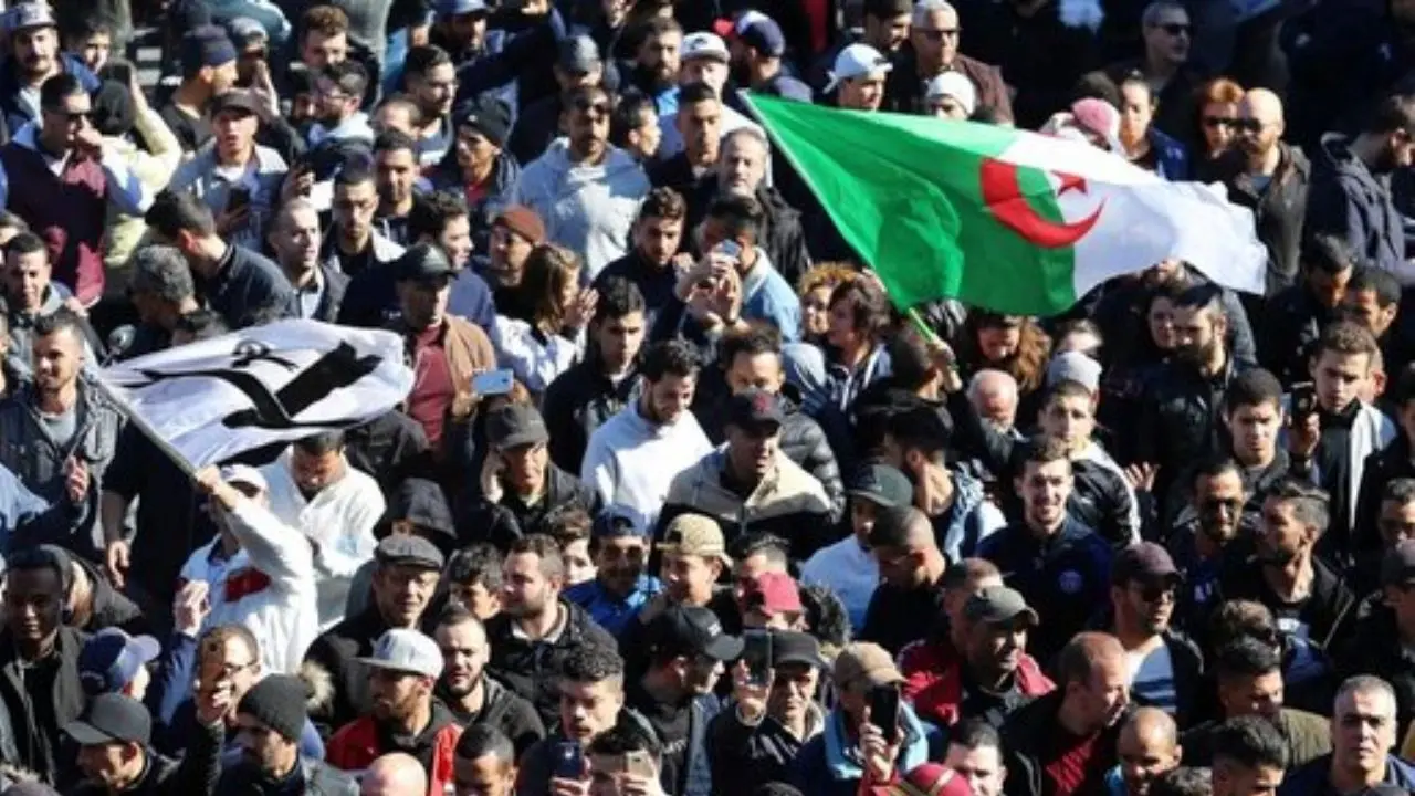 ادامه تظاهرات الجزایری‌ها با وجود انصراف «بوتفلیقه» از انتخابات